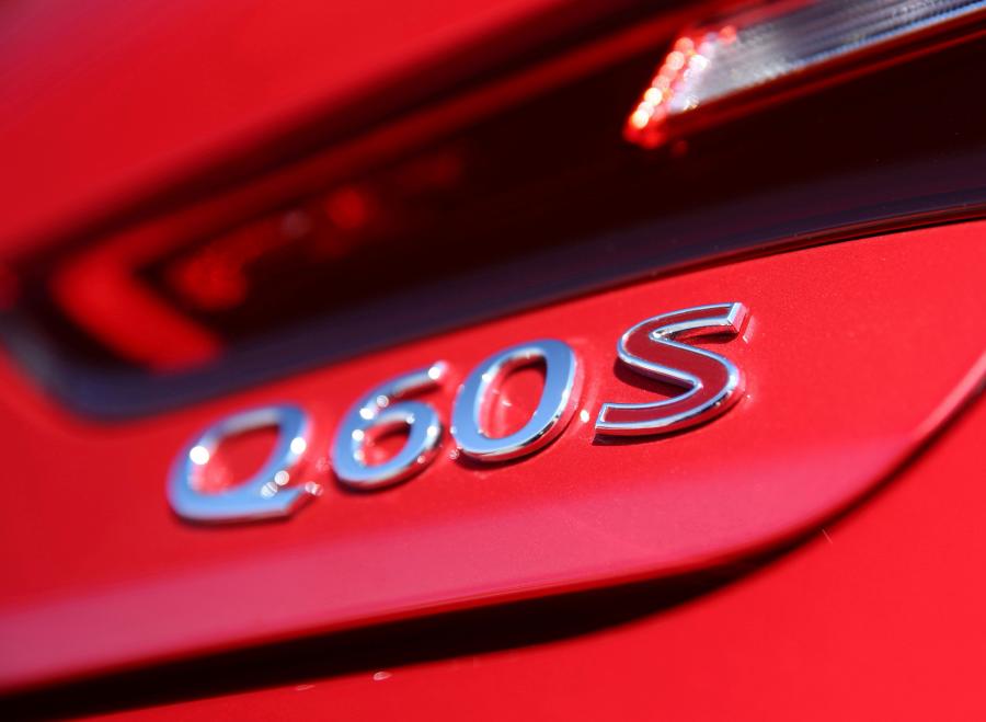 Логотип Infiniti Q60 Red Sport 2016 года  (AU) (фото 2 из 40)